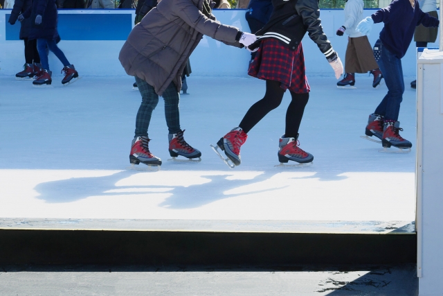アイススケートをする女の子達